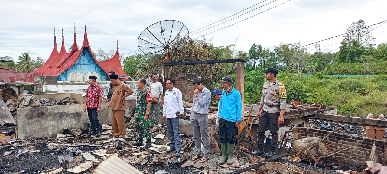 Anggota DPRD Provinsi Sumatera Barat Zuldafri Darma tinjau lokasi kebakaran di Jorong Tiga Batur, Nagari Parambahan. 